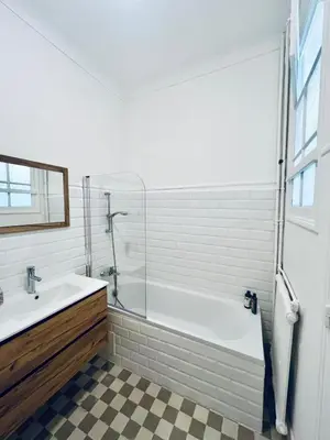 a bathroom with a bath tub and a sink at 2P de charme proche gare et hyper centre Nice in Nice