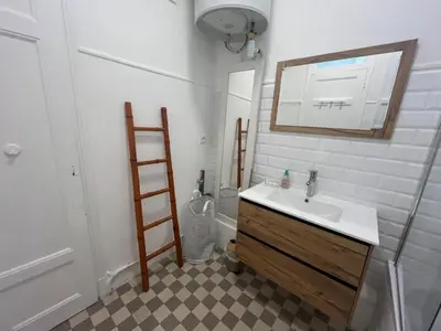 a bathroom with a sink and a mirror at 2P de charme proche gare et hyper centre Nice in Nice