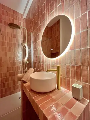 a bathroom with a sink and a mirror and a tub at Un cocon en centre ville de Nice 2 personnes in Nice