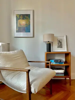 a living room with a chair and a table at Un cocon en centre ville de Nice 2 personnes in Nice