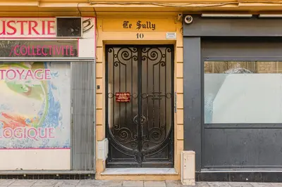 a black door on the side of a building at Bail mobilité - Appartement 2 ch - Nice centre in Nice