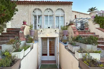 an entrance to a house with potted plants at Studio indépendant en villa Calme, Jardins et Piscine à 5 min de la Mer in Nice