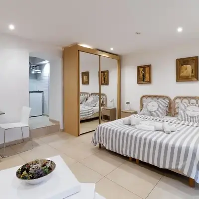 Studio indépendant en villa Calme