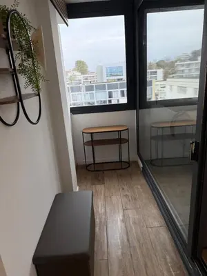 a room with two windows and a table and a bench at Nid Azuréen – À deux pas de la plage, 6P in Saint-Laurent-du-Var
