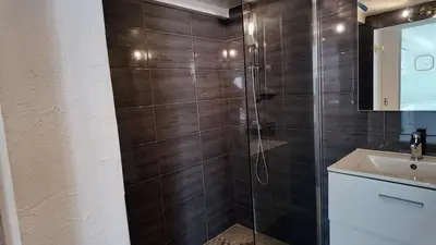 a bathroom with a shower and a sink at Studio climatisé cosy dans une villa avec parking in Cagnes-sur-Mer