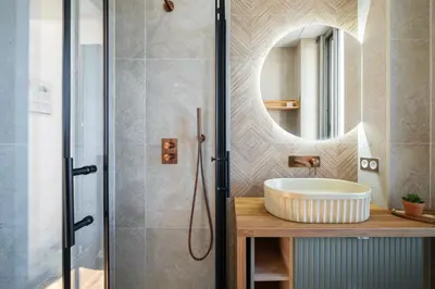 a bathroom with a sink and a shower with a mirror at Vue mer panoramique - Cocon cosy et luxe - Clim et Wifi in Cagnes-sur-Mer