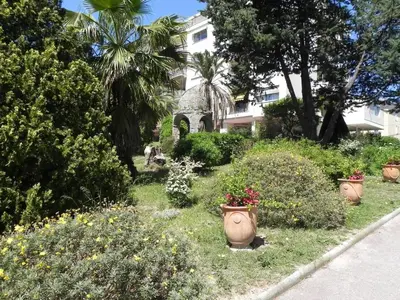 a garden with flowers and plants in front of a building at 4 chambres, vue mer, calme in Nice