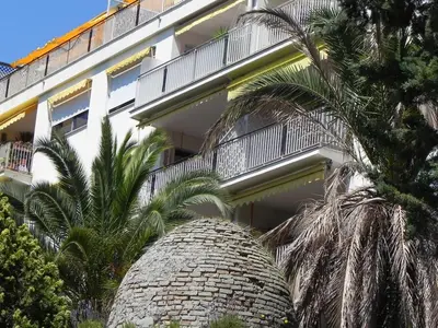 a building with a large stone sculpture in front of it at 4 chambres, vue mer, calme in Nice
