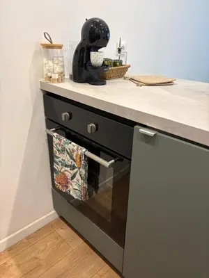 a kitchen with a counter top with an oven at Charmant studio climatisé à Riquier, proche mer & gare in Nice
