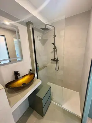 a bathroom with a large sink and a shower at Charmant studio climatisé à Riquier, proche mer & gare in Nice