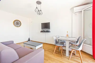 a living room with a couch and a table at Espace Anahit 2 piece meublé avec balcon, proche Tram Magnan et plages BAIL MOBILITE in Nice
