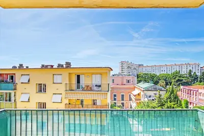 a view of a city from the top of a tennis court at Espace Anahit 2 piece meublé avec balcon, proche Tram Magnan et plages BAIL MOBILITE in Nice