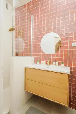 a bathroom with a sink and a mirror at Superbe T3 tout confort à deux pas du tram et des plages in Nice