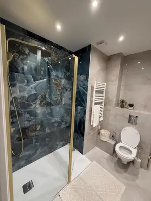 a bathroom with a shower and a toilet in it at Nice - 6 personnes - 3 lits - 3 pièces - Parking ! in Nice
