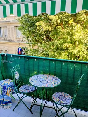two chairs and a table and a table and chairs at Artemare, il fascino del classico con ogni comfort in Nice