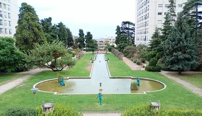 a park with a fountain with people playing in it at Artemare, il fascino del classico con ogni comfort in Nice