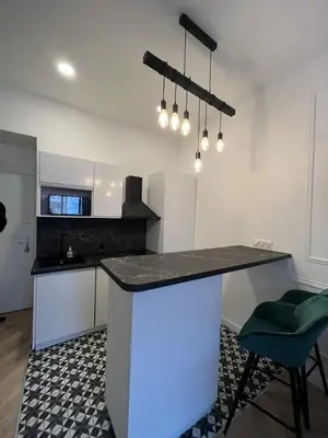 a kitchen with a counter top in a room at Appartement au centre calme in Nice