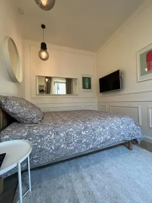 a bedroom with a bed and a tv at Appartement au centre calme in Nice
