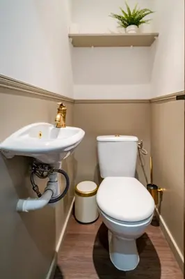 a bathroom with a toilet and a sink at Appartement cosy au coeur de Cagnes sur Mer in Cagnes-sur-Mer
