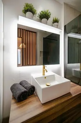 a bathroom with a white sink and a mirror at Appartement cosy au coeur de Cagnes sur Mer in Cagnes-sur-Mer