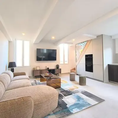 Elegant Renovated Apartment Nice Port AC Sleeps 4