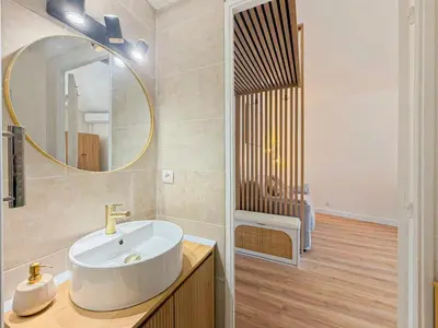 a bathroom with a sink and a mirror at Proche mer - 2 pers, AC in Nice