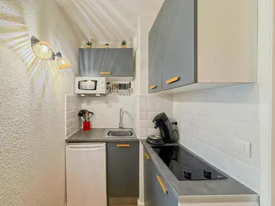 a small kitchen with a sink and a microwave at Proche mer - 2 pers, AC in Nice