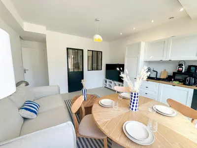 a kitchen and living room with a table and a couch at Confortable & Élégant climatisé au Port de Nice in Nice