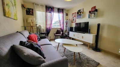 a living room with a couch and a table at WeHost Étoile de Nice 2lits 4pers Tout à pied in Nice