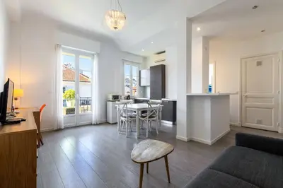a living room with a couch and a table at Charmant 2 pieces dans le carre d or in Nice