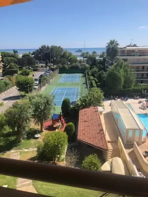 an overhead view of a tennis court with two tennis at Héliotel Marine in Saint-Laurent-du-Var