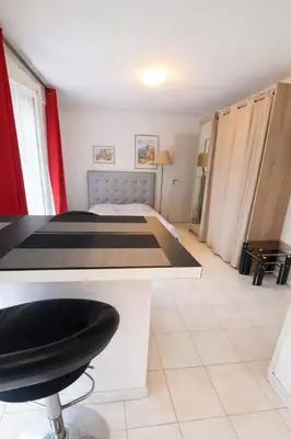 a bedroom with a bed and a desk with a chair at Cocoon au calme, proche mer et centre ville in Nice
