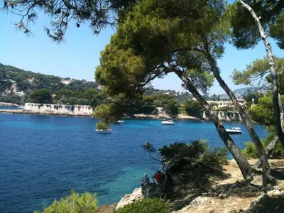 two people standing on the shore of a body of water at Nice Petite maison mitoyenne avec piscine in La Gaude