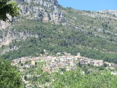 a town on a hill with a mountain at Nice Petite maison mitoyenne avec piscine in La Gaude