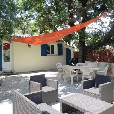 Nice Petite maison mitoyenne avec piscine