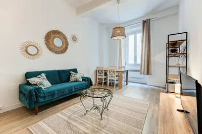 a living room with a green couch and a table at Vieille Ville - parking, 5 pers, AC, WIFI in Nice