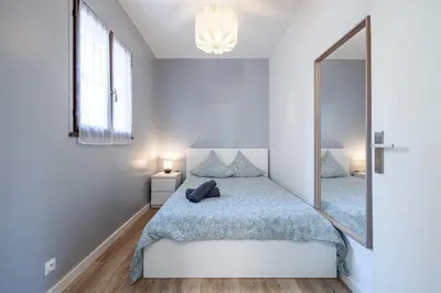 a bedroom with a mirror and a bed at Chambre privée 1 personne BAIL MOBILITE in Nice