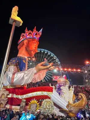 a man in a crown standing in front of a crowd at Studio Azur in Nice