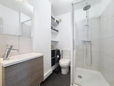 a bathroom with a shower and a toilet and a sink at Évasion niçoise à 12 min du port Vue & confort in Nice