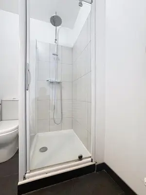 a shower with a glass door in a bathroom at Évasion niçoise à 12 min du port Vue & confort in Nice