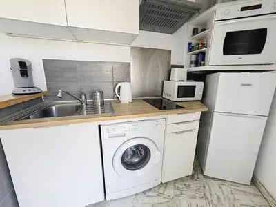 a kitchen with a washing machine and a sink at Évasion niçoise à 12 min du port Vue & confort in Nice