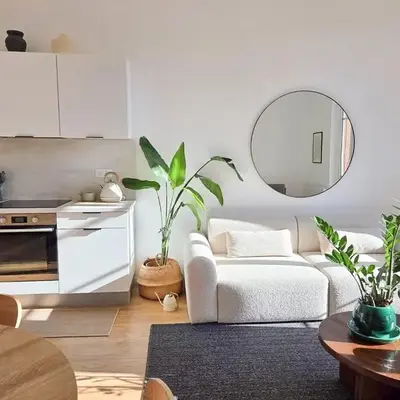 Bright Artist's Apartment On Nice Hills