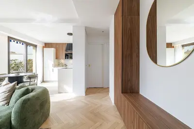 a living room with a green couch and a mirror at Appartement Mamabaldi in Nice