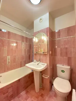 a bathroom with a toilet and a sink and a tub at Emanuela in Nice