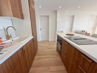 a kitchen with a sink and a counter top at Nice Ouest Chambres Privees Modernes TV Wifi Bureau in Nice