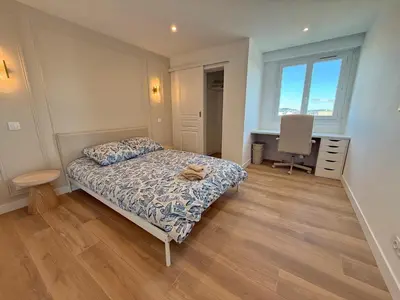 a bedroom with a bed with a dresser and a desk at Nice Ouest Chambres Privees Modernes TV Wifi Bureau in Nice