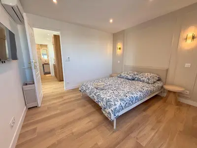 a small bedroom with a bed and a wooden floor at Nice Ouest Chambres Privees Modernes TV Wifi Bureau in Nice