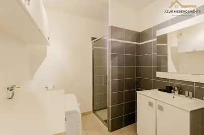a bathroom with a shower and a toilet and a sink at Nice 2 pièces proche centre in Nice