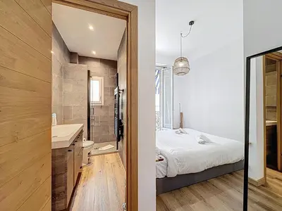 a bedroom with a bed and a bathroom at Spacieux 3p Nice Riquier terrasse clim parking in Nice