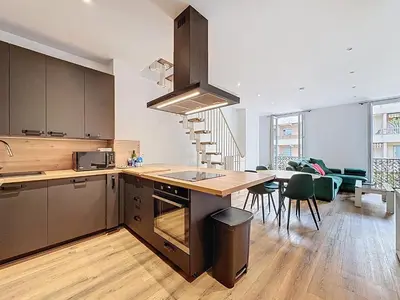 a kitchen with a table and a dining room at Spacieux 3p Nice Riquier terrasse clim parking in Nice